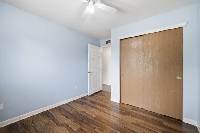 Building Photo - Spacious 5-Bed Retreat with Modern Updates in Aurora. Included - Greenhouse and Shed!