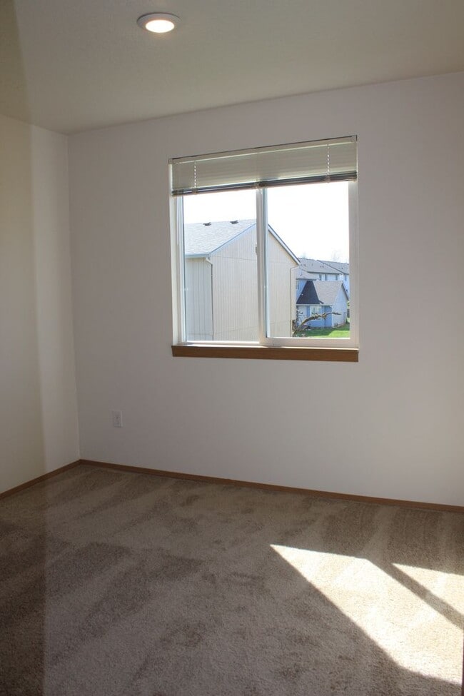 Building Photo - 3 bedroom 2.5 bath family home in quiet Scappoose neighborhood