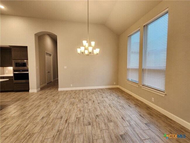 Building Photo - 1113 Carriage Loop
