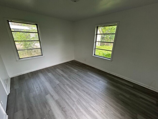 Building Photo - $100 Move In Specials
