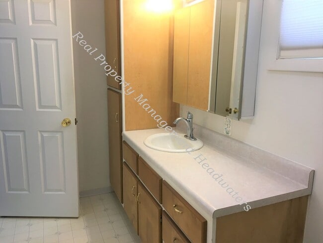 Building Photo - 4 Bedroom 2 Bath Farm House for Rent