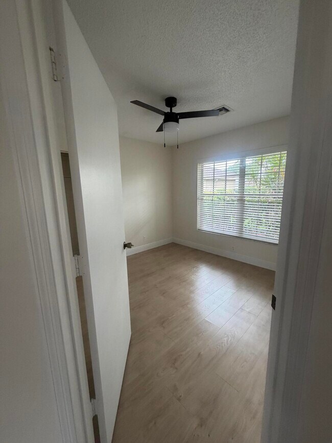 Building Photo - 1401 Hideaway Bend