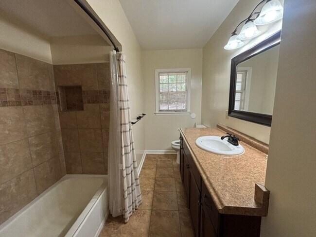 Building Photo - 1531 Iris Dr