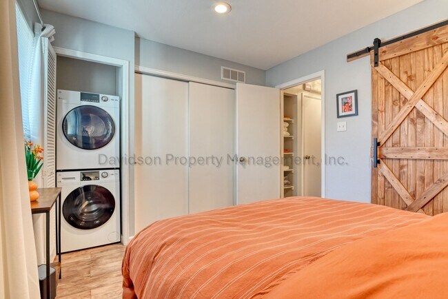 Building Photo - Cozy Updated 2 Bedroom Townhouse in Central Colorado Springs
