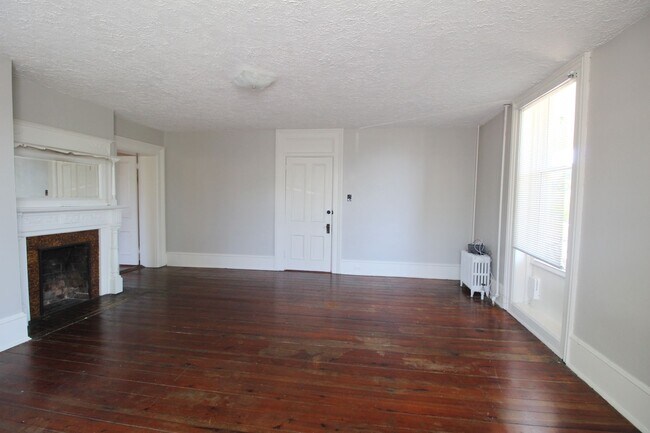 Building Photo - 1 bed, 1 bath apartment for rent in Downtown Harrisonburg!