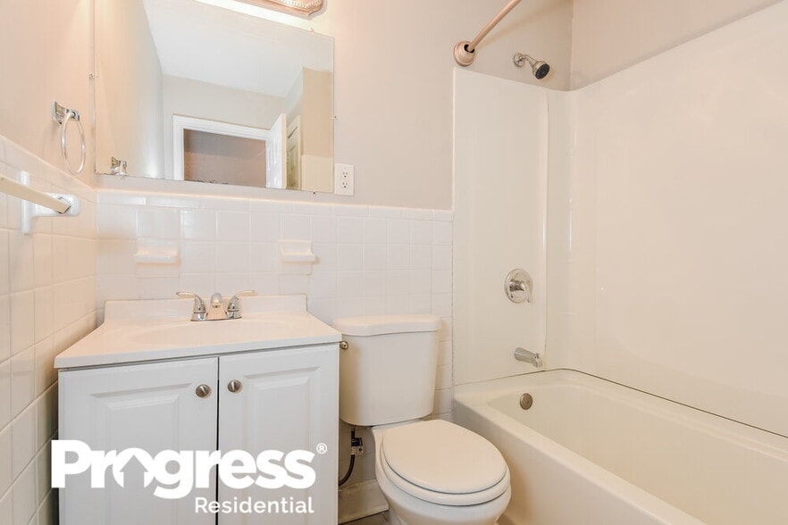 Building Photo - 643 Milford Dr SW