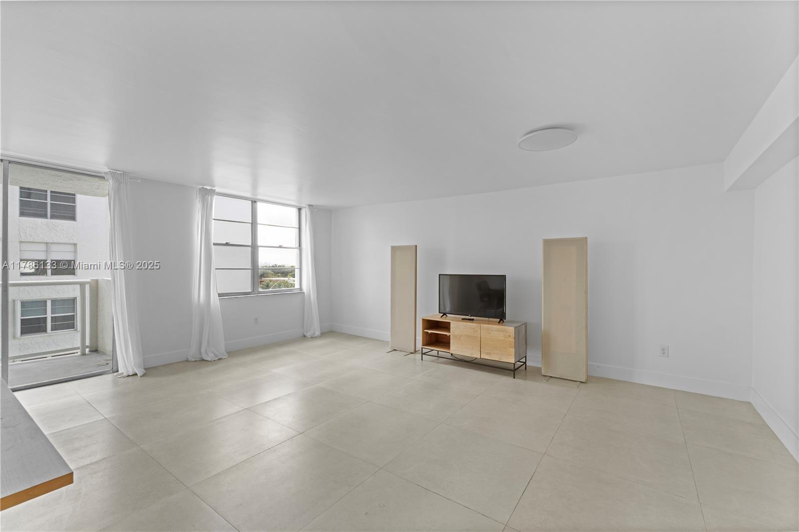 Building Photo - 10000 W Bay Harbor Dr
