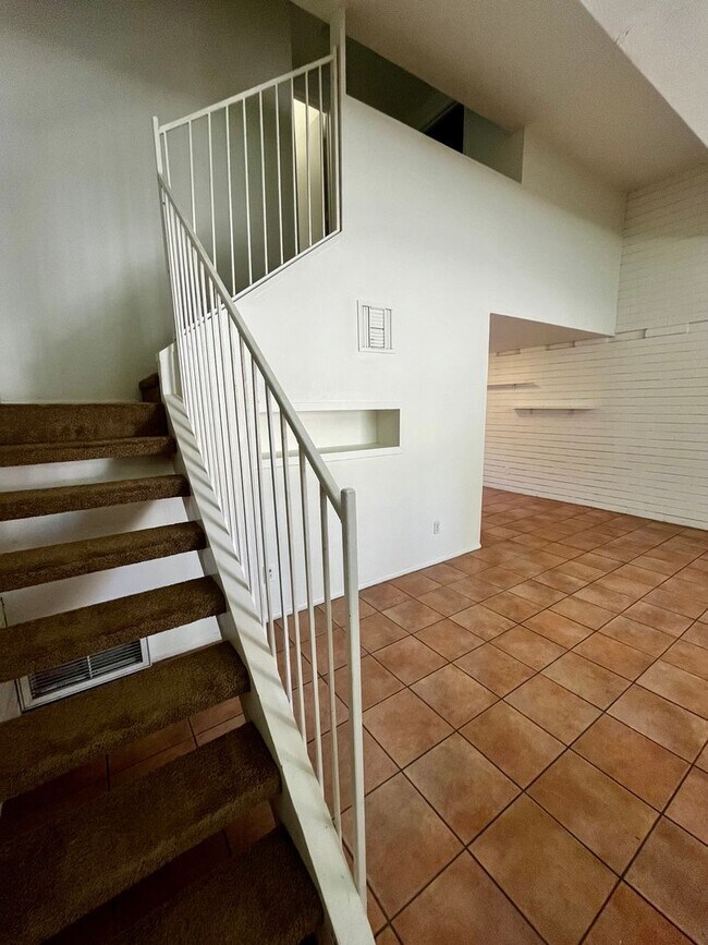 Building Photo - Bright 2 story 2br, 1b, 875sq. ft townhous...