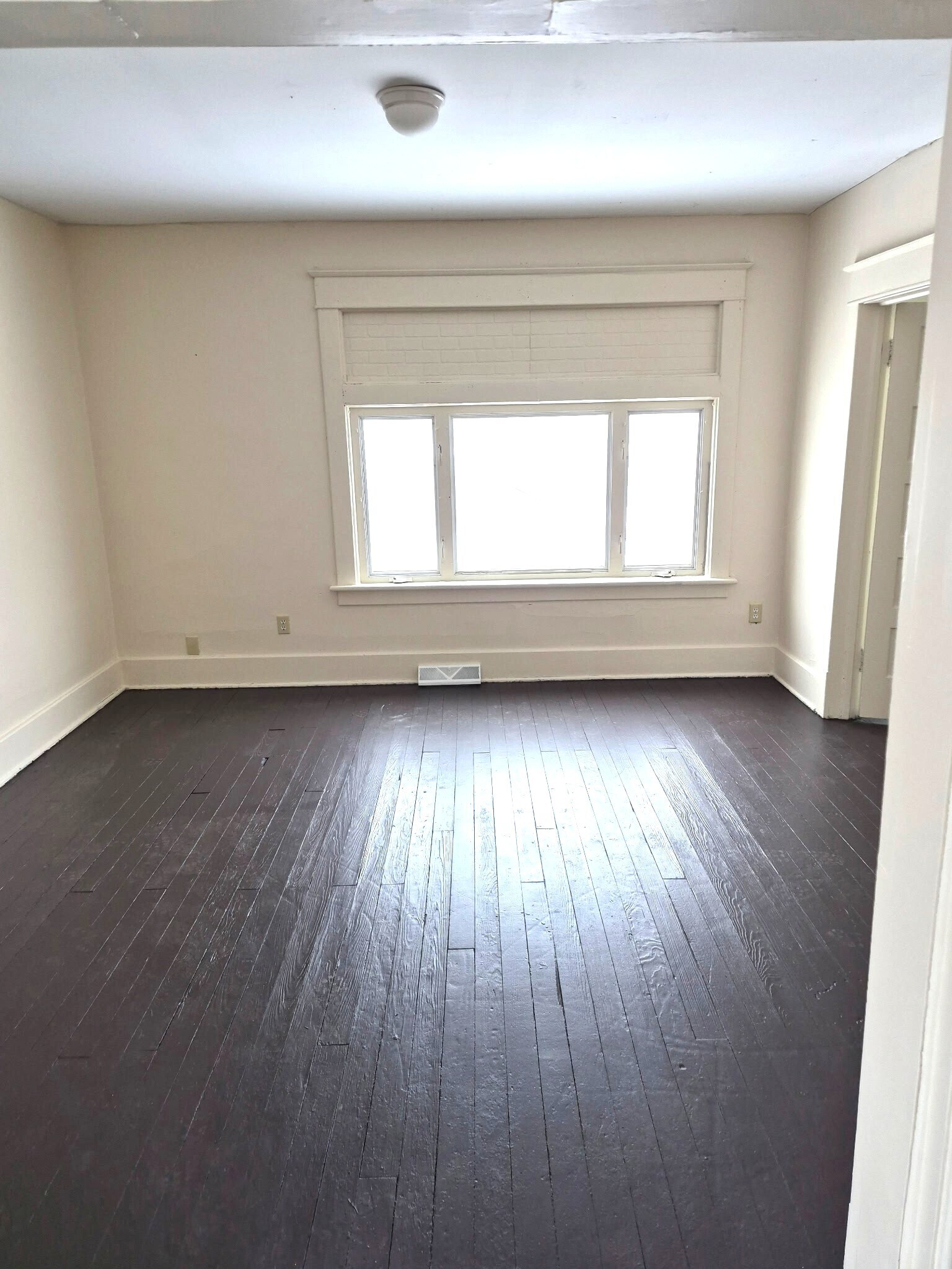 Building Photo - 601 E 12th St