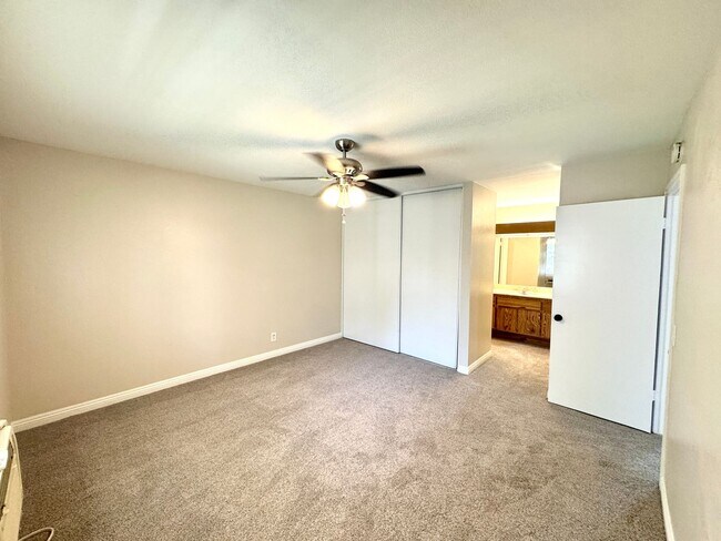 Building Photo - Charming 2 Bed/2 Bath Upstairs Condo in Qu...