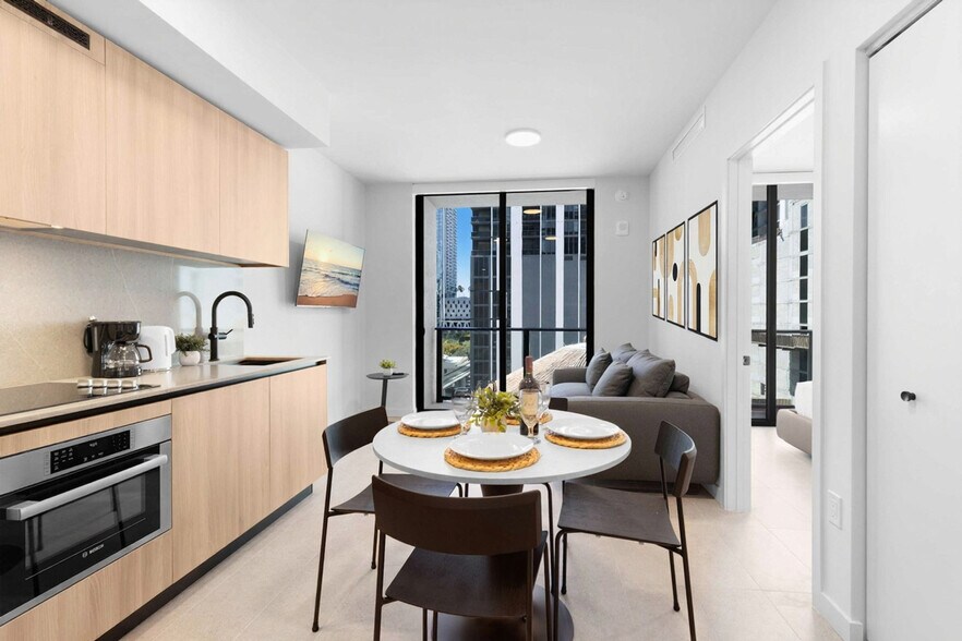 Building Photo - 501 NE 1st Ave