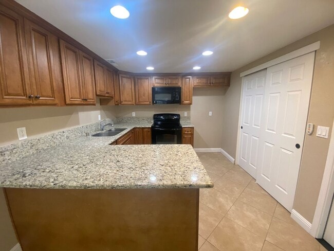Building Photo - 2 Bedroom 2 Bathroom Updated Duplex with Y...