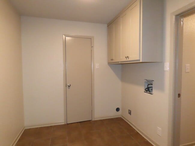 Building Photo - Updated 5 bedroom, 3 bathroom home in Tyle...