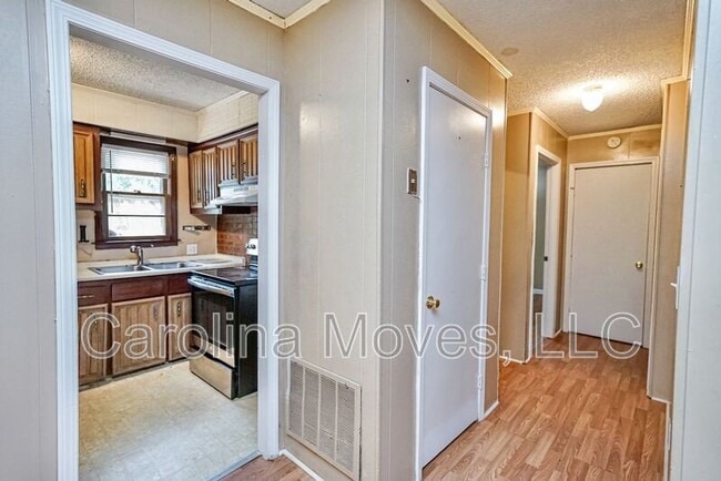 Building Photo - 196 Mc Arthur St