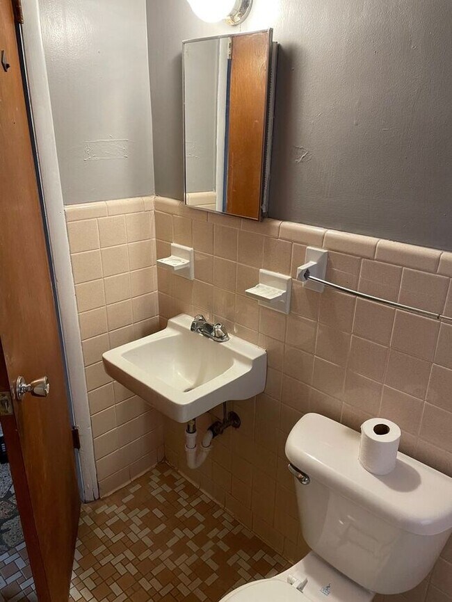 Building Photo - 1/1 Apartment Downtown Prattville!!!