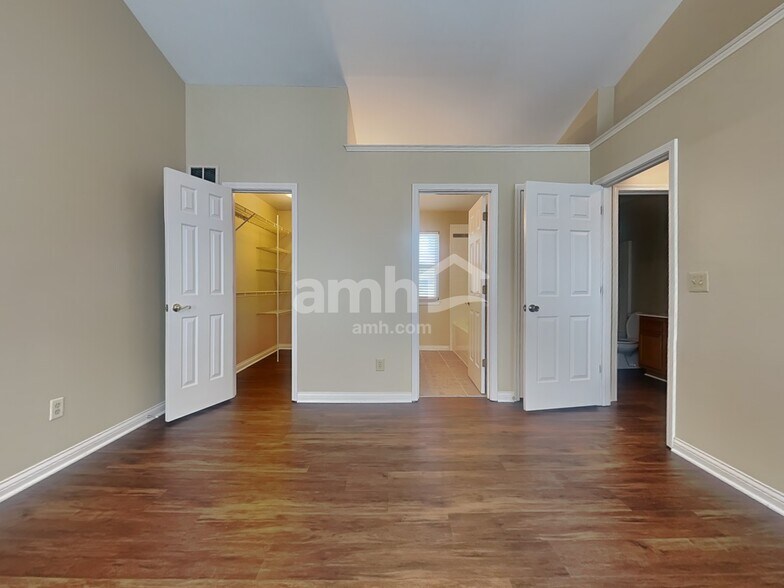 Building Photo - 8420 Stratford Ct