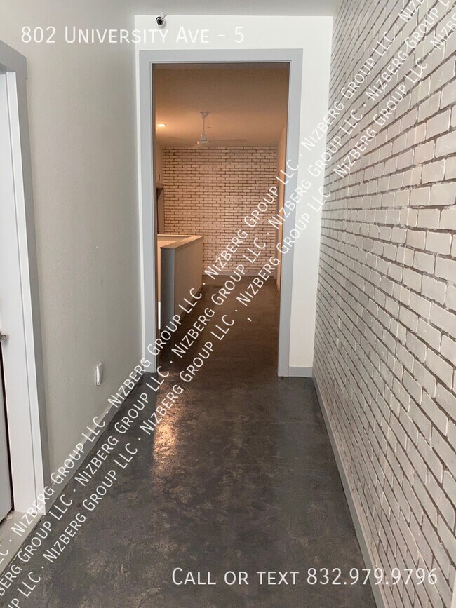 Building Photo - 802 University Ave