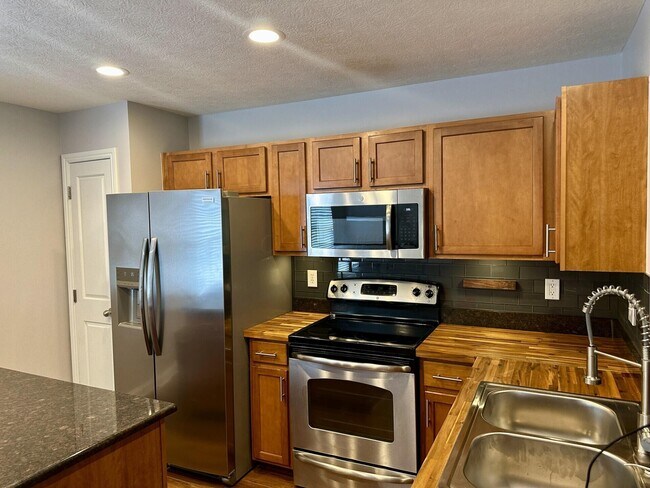Building Photo - 5895 Canyon Creek Dr