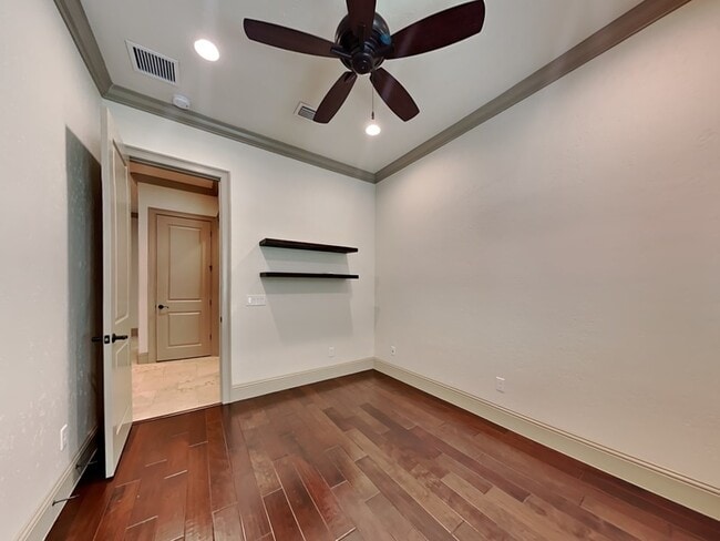 Building Photo - 1240 Poinsettia Ave