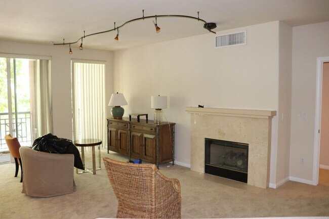 Building Photo - Spacious Downtown Condo