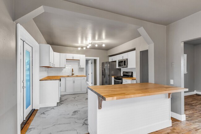 Building Photo - 2072 Oriole Rd