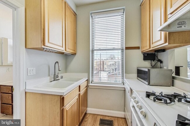 Building Photo - 1248 Maryland Ave NE