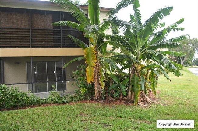 Building Photo - 709 Gardens Dr