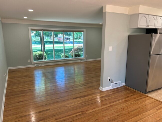 Building Photo - 3754 Hi Villa Dr