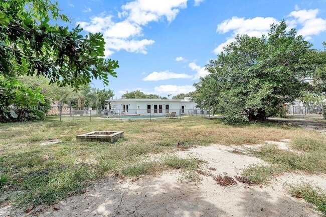 Building Photo - 2415 Pierce St