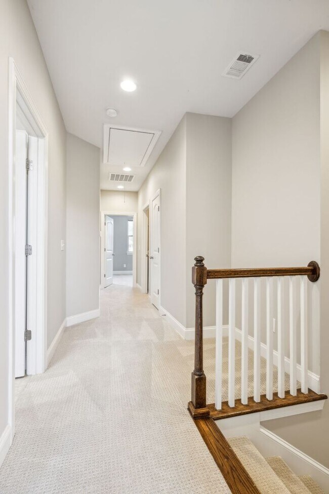 Building Photo - 3 BR/2.5 BA Luxury Townhome