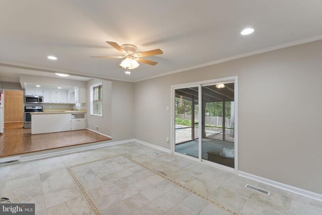 Building Photo - 6048 Redwood Ln