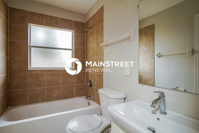 Building Photo - 3 Bedroom Pet-Friendly Home in Orlando, FL with Main Street Renewal