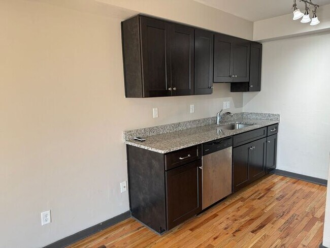 Building Photo - Remodeled Studio in Woodbine