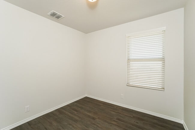 Building Photo - 9422 Somers Bend