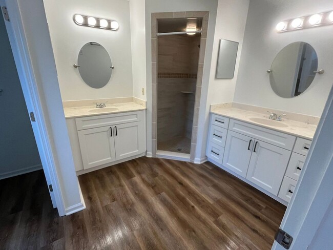 Building Photo - 3 Bedroom 2 Bathroom Home With Garage in M...