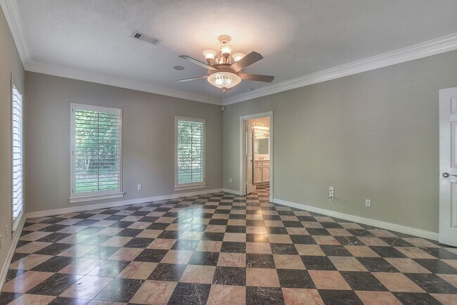 Building Photo - 10819 Lake Windcrest Blvd