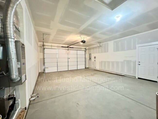 Building Photo - Beautiful 1 year old home available now!
