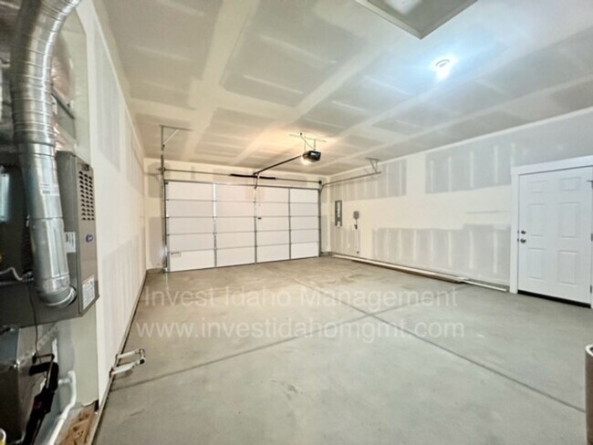 Building Photo - Beautiful 2 year old home available soon!