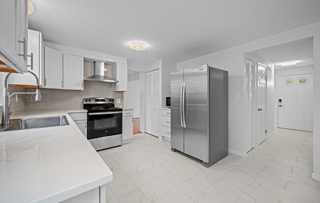 Building Photo - Discover Your Dream Home: Modern Comfort M...