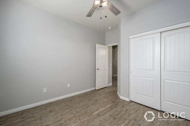 Building Photo - 2445 E White Horse Dr