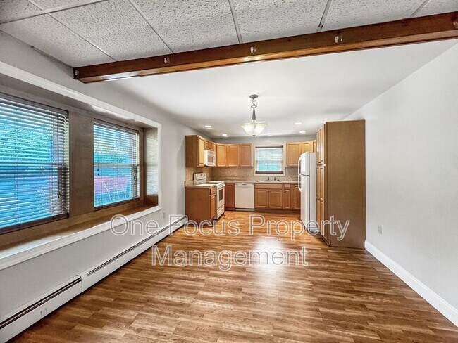Building Photo - 1585 W Southern Ave