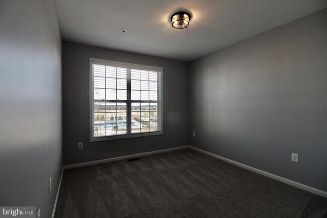 Building Photo - Updated Condo w/Garage - Loudoun Metro