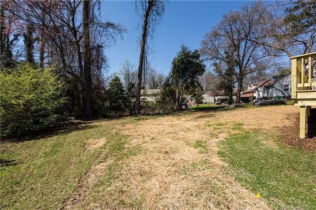 Building Photo - Must view this exquisite 3 bedroom 1 bath brick home. Within 2 miles from Uptown.