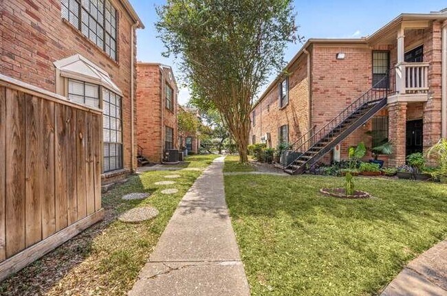 Building Photo - 2255 Braeswood Park Dr