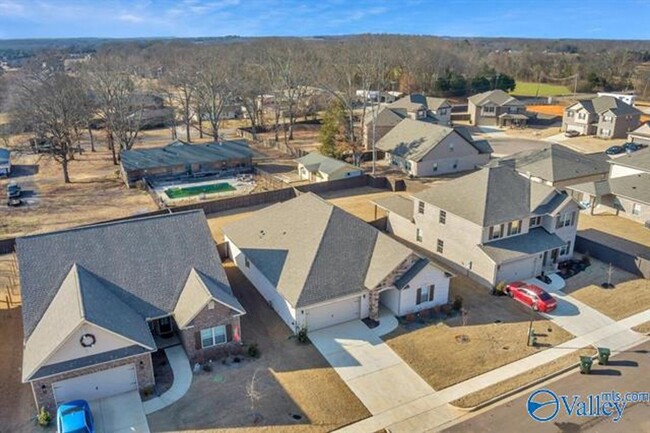 Building Photo - Large Buckhorn Rancher