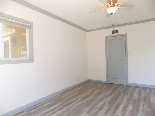 Building Photo - Ranch Style 1 Level, 3Bed/2Bath, Miraleste Pines, Custom Touches Everywhere