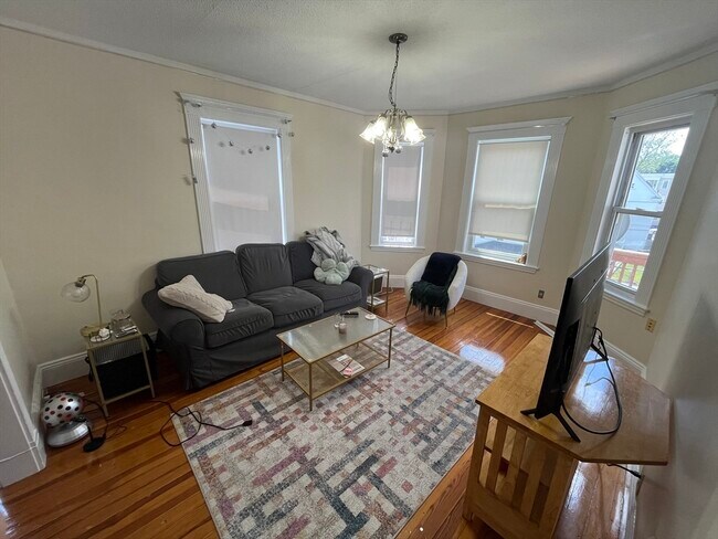 Primary Photo - 39 Montfern Ave