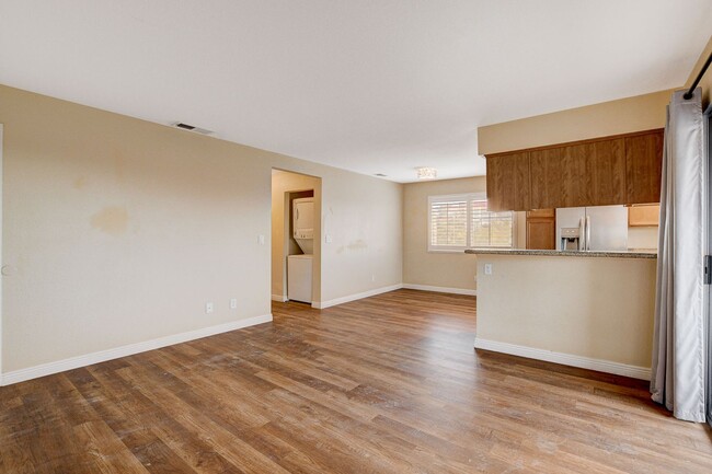 Building Photo - 2BED/2Bath Condo