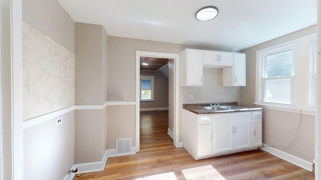 Building Photo - 2818 E 119th St