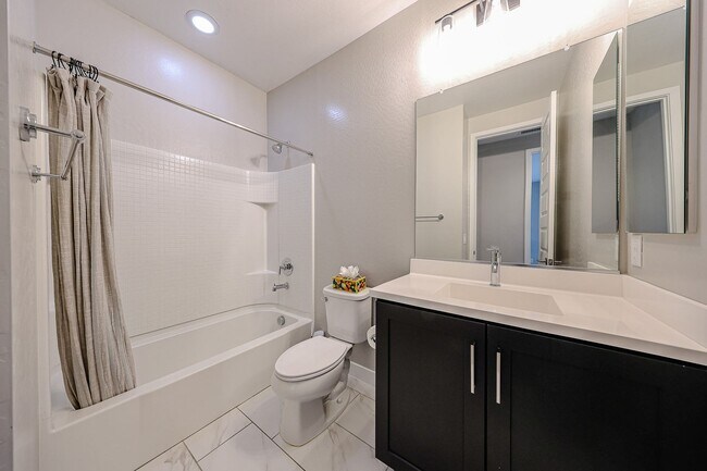 Building Photo - Move In Ready!stunning 3 bedroom, 2.5 bathroom home located in Phoenix!